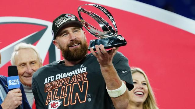 Travis Kelce levanta el trofeo Lamar Hunt AFC Championship tras derrotar a los Baltimore Ravens.
