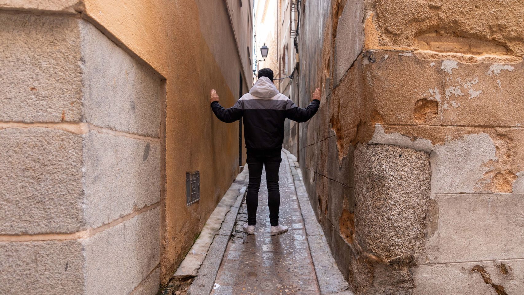 Un recorrido fotográfico por las calles más estrechas de Toledo