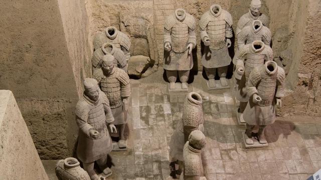 Grupo de guerreros de terracota en una de las fosas del mausoleo.
