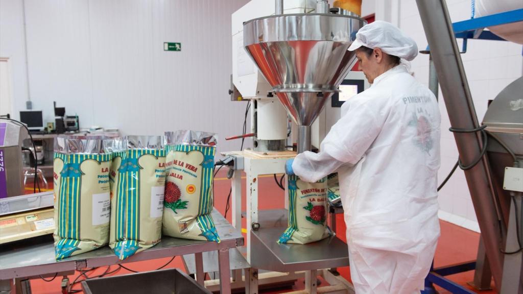 Una trabajadora durante el proceso de envasado del pimentón de La Vera, en Cáceres, en una imagen de archivo.