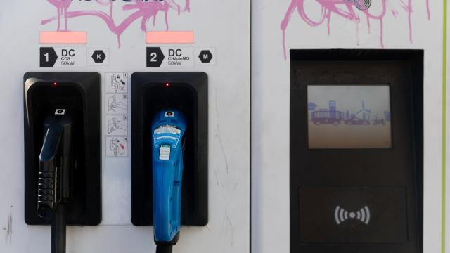 Imagen de un punto de carga público pintado con grafitis.