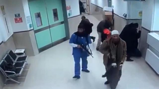 Soldados israelíes disfrazados de médicos y palestinos en un hospital en Cisjordania.