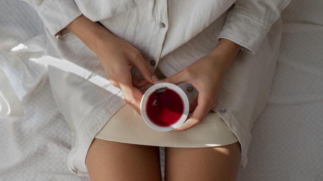 vista-superior-taza-te-explotacion-mujer