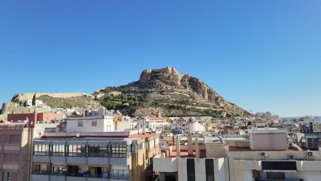 Una vista del centro de Alicante, presidido por el castillo de Santa Bárbara.