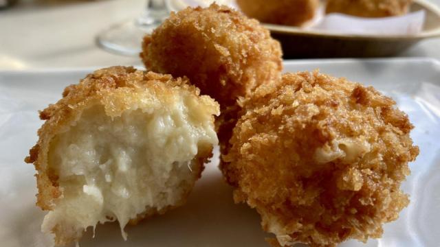 Este restaurante de Oviedo es considerado uno de los mejores: sus croquetas de queso enamoran a todos