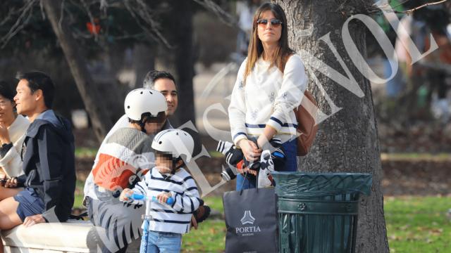 Isabel Jiménez junto a su marido e hijos en un paseo por el Retiro.