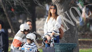 Isabel Jiménez junto a su marido e hijos en un paseo por el Retiro.