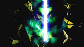 Una mariposa limonera (Gonepteryx rhamni) orbita alrededor de una luz. Thomas Angus Nature