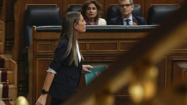 La portavoz de Junts, Míriam Nogueras, atraviesa en hemiciclo del Congreso frente a los ministros María Jesús Montero y Félix Bolaños.