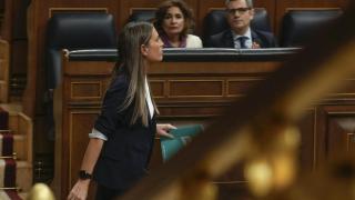 La portavoz de Junts, Míriam Nogueras, atraviesa en hemiciclo del Congreso frente a los ministros María Jesús Montero y Félix Bolaños.