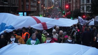 Marcha organizada por la red Sare en favor de los presos de ETA, en Bilbao, en enero de 2023.