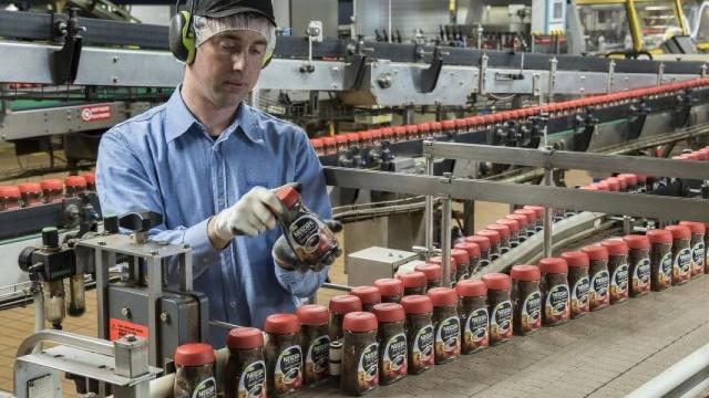 Un trabajador en la fábrica de café soluble que la multinacional Nestlé tiene en Girona