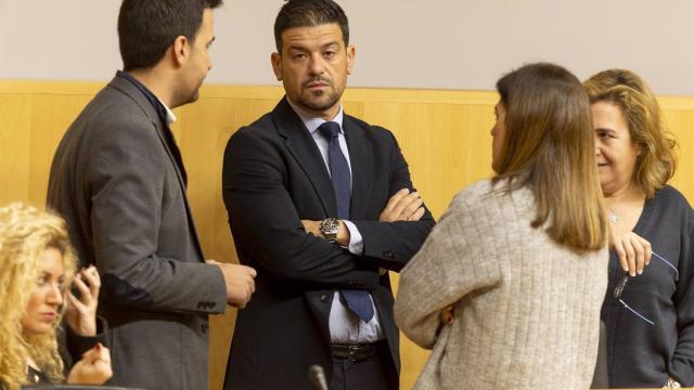 El vicepresidente de Infraestructuras y Territorio Sostenible, Cristóbal Ortega, junto a otros diputados.