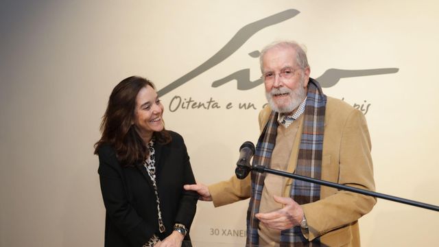 La alcaldesa de A Coruña, Inés Rey, y el artista gallego Siro López