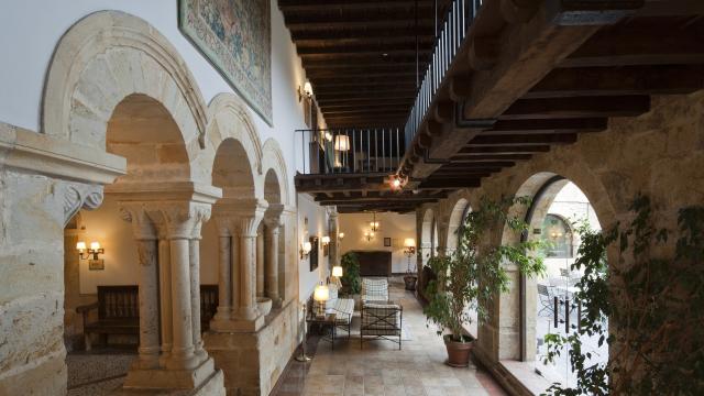El parador asturiano construido en un antiguo monasterio: está en uno de los pueblos más bonitos