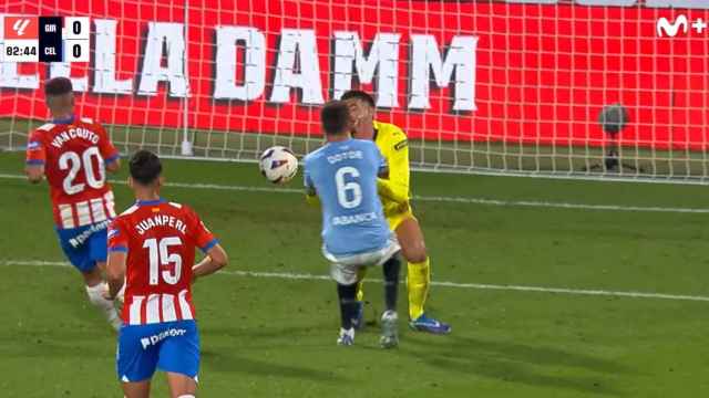 Imagen de la jugada polémica entre Gazzaniga y Dotor.