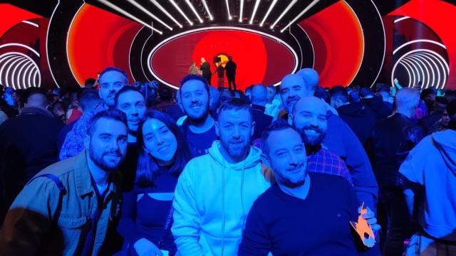 Los eurofans llenan la pista y las gradas del Palau d'Esports L'Illa de Benidorm.