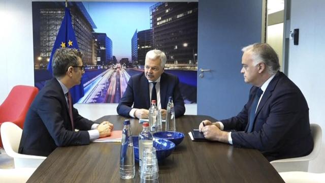 Félix Bolaños, Didier Reynders y Esteban González Pons, en Bruselas el pasado 31 de enero durante la primera reunión sobre el CGPJ./