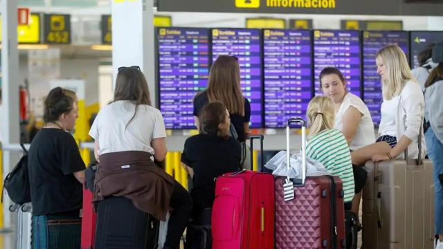Varias pasajeras en el aeropuerto Adolfo Suárez Madrid-Barajas.