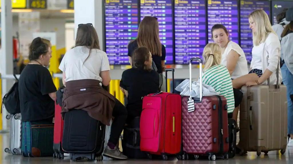 Varias pasajeras en el aeropuerto Adolfo Suárez Madrid-Barajas.