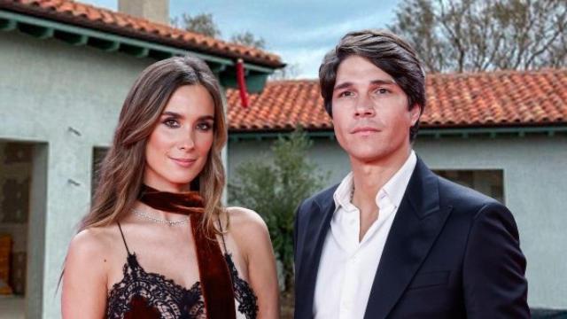 María Pombo y Pablo Castellano junto a la casa de Cantabria.