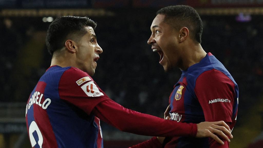 Vitor Roque y Joao Cancelo celebran un gol del Barcelona.
