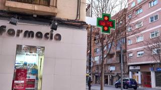 Vista de la fachada de una farmacia de Alicante este enero.