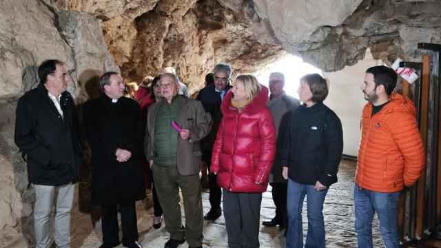 El consejero de Cultura visita la obras de restauración de la ermita de San Saturio
