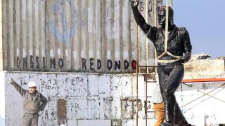 Demolición del monumento a Onésimo Redondo en Valladolid, en febrero de 2016.