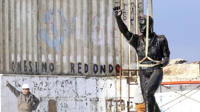 Demolición del monumento a Onésimo Redondo en Valladolid, en febrero de 2016.