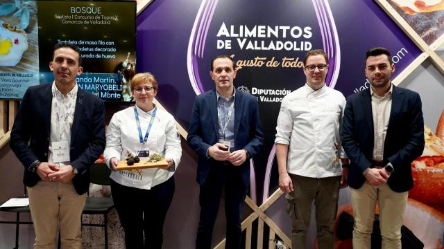 El presidente de la Diputación de Valladolid, Conrado Íscar, con los chefs Teo Rodríguez y Yolanda Martín en Madrid Fusión