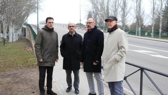 Concejales del Grupo Municipal Socialista en el viaducto de Daniel Del Olmo