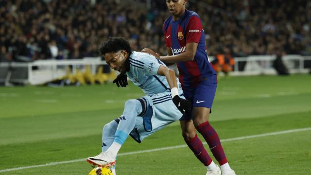 Yamal y Mojica pelean por un balón.