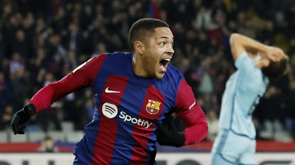Vitor Roque celebra su primer gol con el Barça