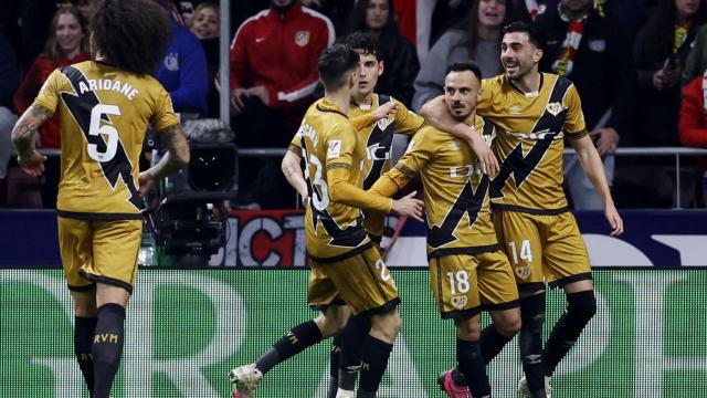 Los jugadores del Rayo celebran el tanto del empate