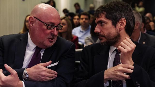 El presidente de la FGEE, Daniel Fernández (i), y el ministro de Cultura, Ernest Urtasun (d), conversan este miércoles durante la presentación del Barómetro de hábitos de lectura y compra de libros en España 2023, en la Biblioteca Nacional de España. Foto: Carlos Luján / Europa Press