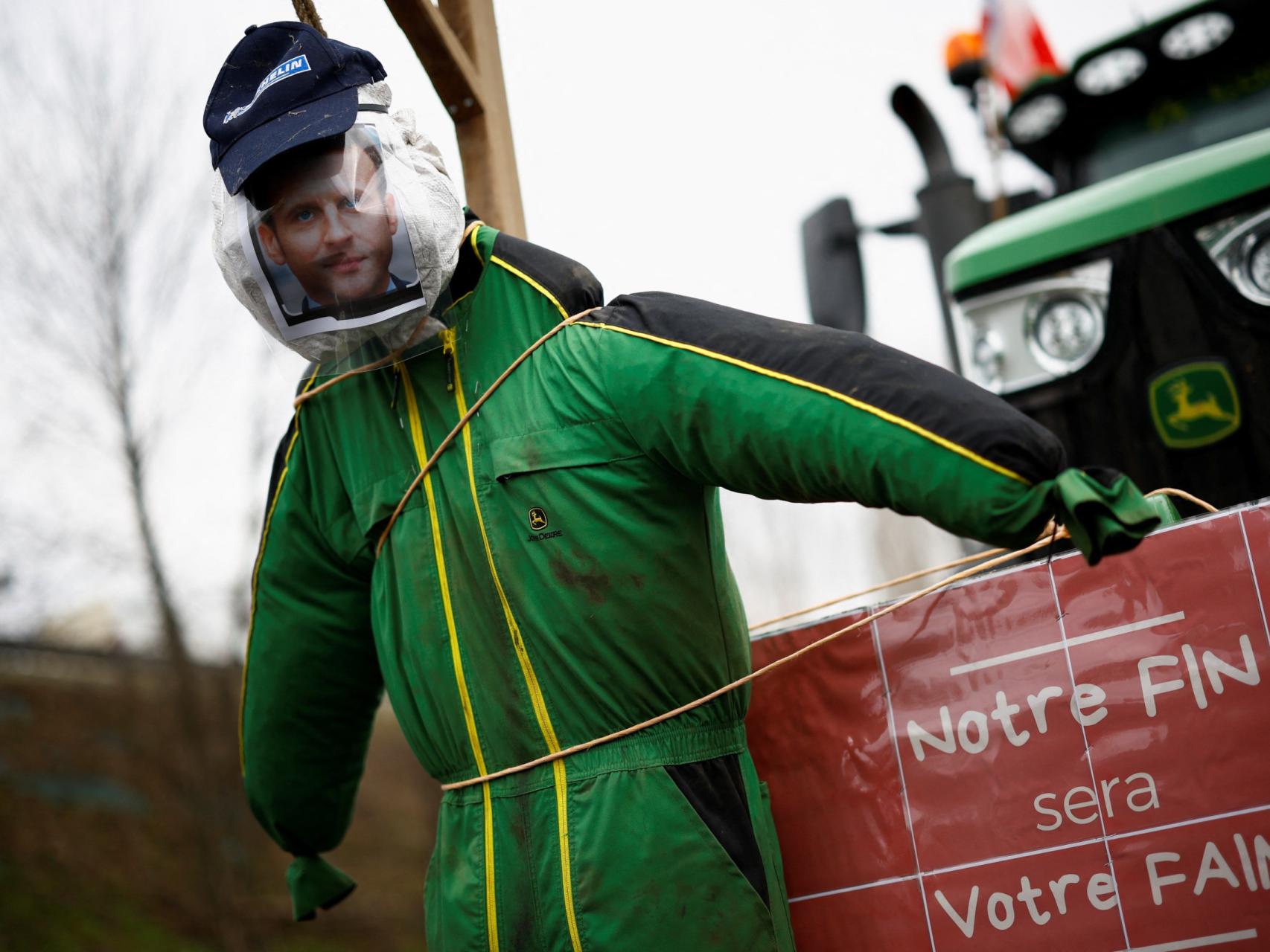 Un monigote que representa a Macron, durante las protestas, con un cartel que dice: Nuestro fin será vuestra hambre.