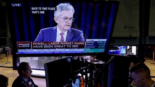 Una pantalla de la Bolsa de Nueva York muestra una rueda de prensa del presidente de la Fed, Jerome Powell.