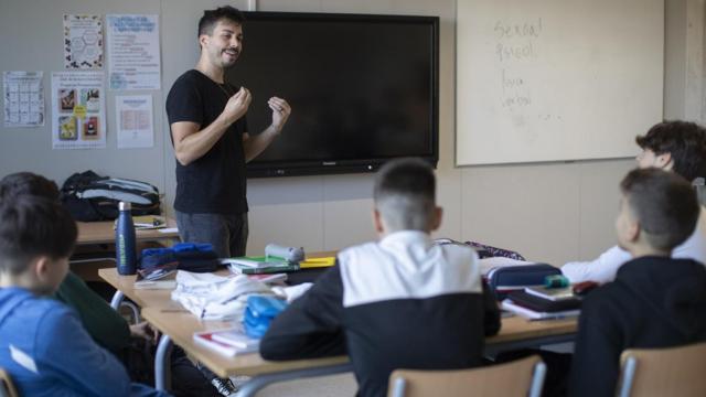 Un profesor dando clase en un centro de la Comunidad de Madrid.