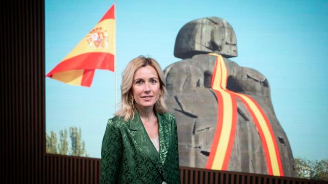 Rocío García, alcaldesa de Alcobendas, junto a la menina, uno de los emblemas de la localidad.