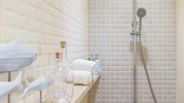 Adiós a los azulejos: la alternativa barata y sin obras para renovar tu baño que triunfa en España