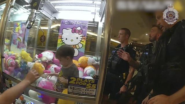 La policía de Australia rescató este jueves a un niño de tres años que se había quedado atrapado dentro de una máquina de gancho llena de peluches.