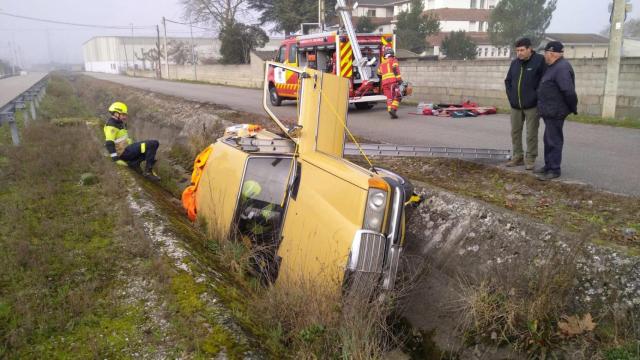 Los bomberos de Ponferrada rescatan a dos octogenarios cuyo vehículo cayó al Canal Bajo del Bierzo