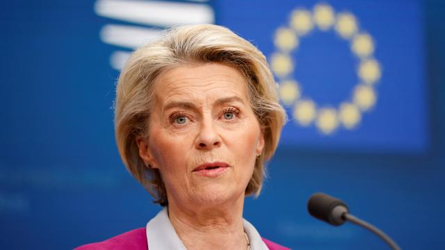 La presidenta de la Comisión Europea, Ursula von der Leyen, participa en una rueda de prensa el día de una cumbre de la Unión Europea en Bruselas.