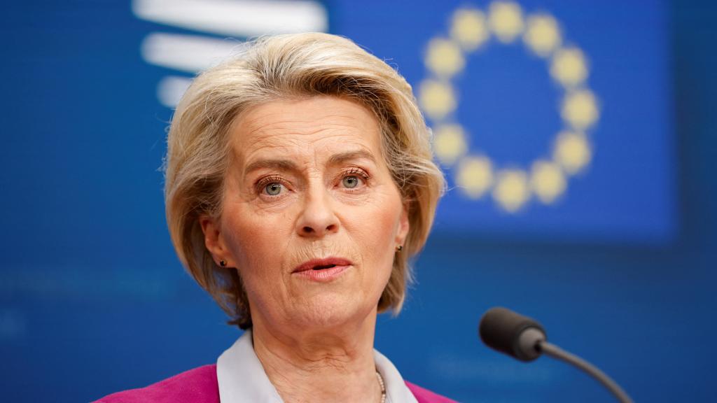 La presidenta de la Comisión Europea, Ursula von der Leyen, participa en una rueda de prensa el día de una cumbre de la Unión Europea en Bruselas.