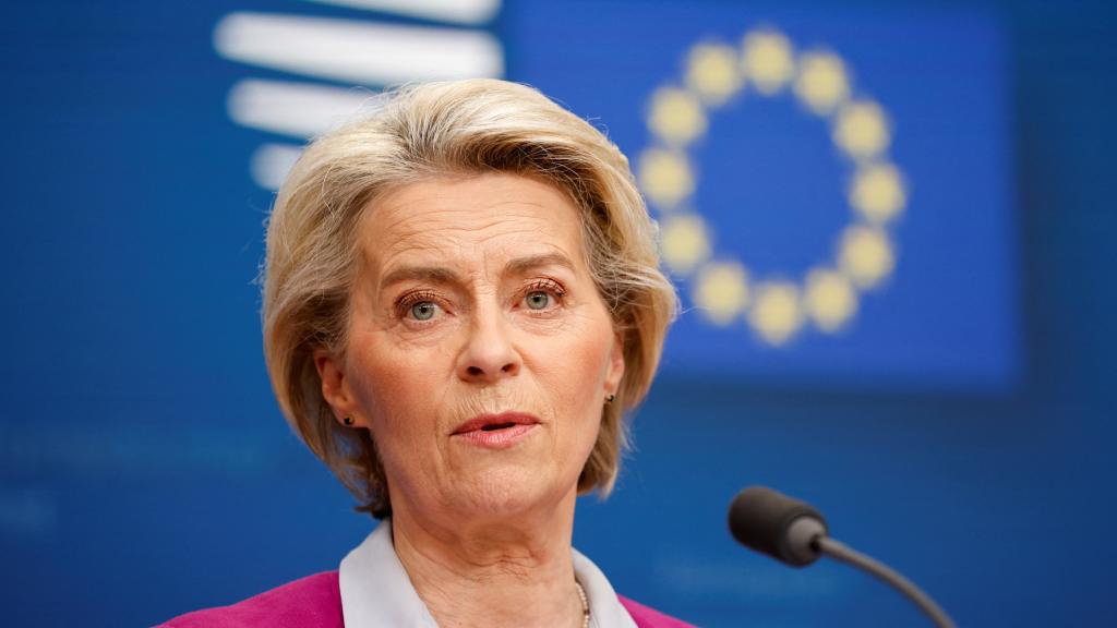 La presidenta de la Comisión Europea, Ursula von der Leyen, participa en una rueda de prensa el día de una cumbre de la Unión Europea en Bruselas.