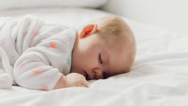 Imagen de un bebé sobre una cama