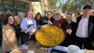 Alfonso y Teo Mira sostienen la paella con que han presentado este jueves las jornadas de Aspe.