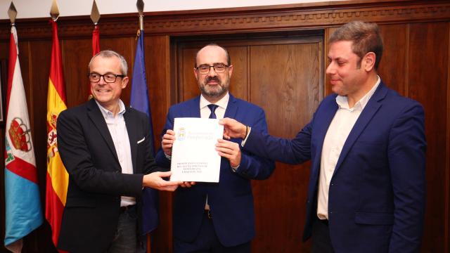 El alcalde de Ponferrada, Marco Morala (C), junto al primer teniente de alcalde, Iván Alonso (D), y el concejal de Hacienda, Luis A. Moreno (I), durante la presentación de los presupuestos municipales de 2024.
