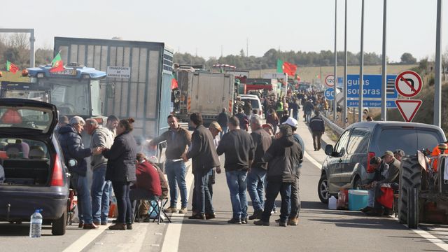 Agricultores portugueses cortan la A-62 junto a la frontera de Fuentes de Oñoro